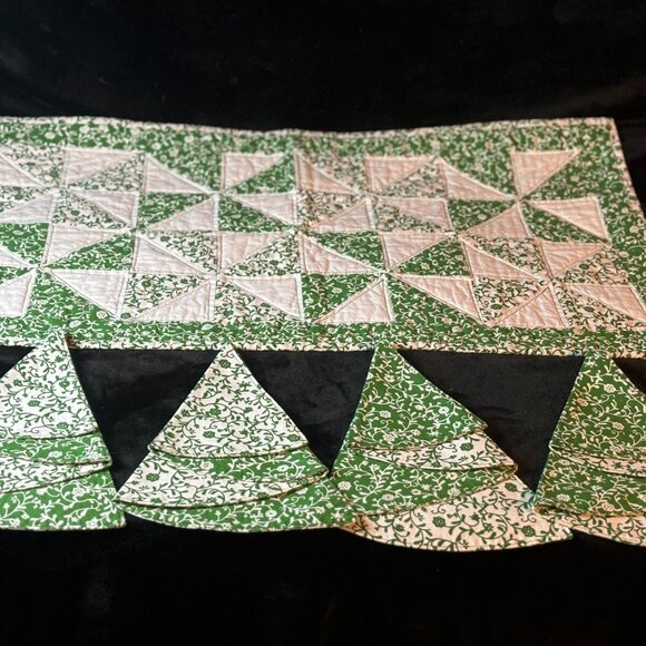 White and Green Floral Center Place Mat and 4 Matching Folded Napkins - Picture 1 of 5